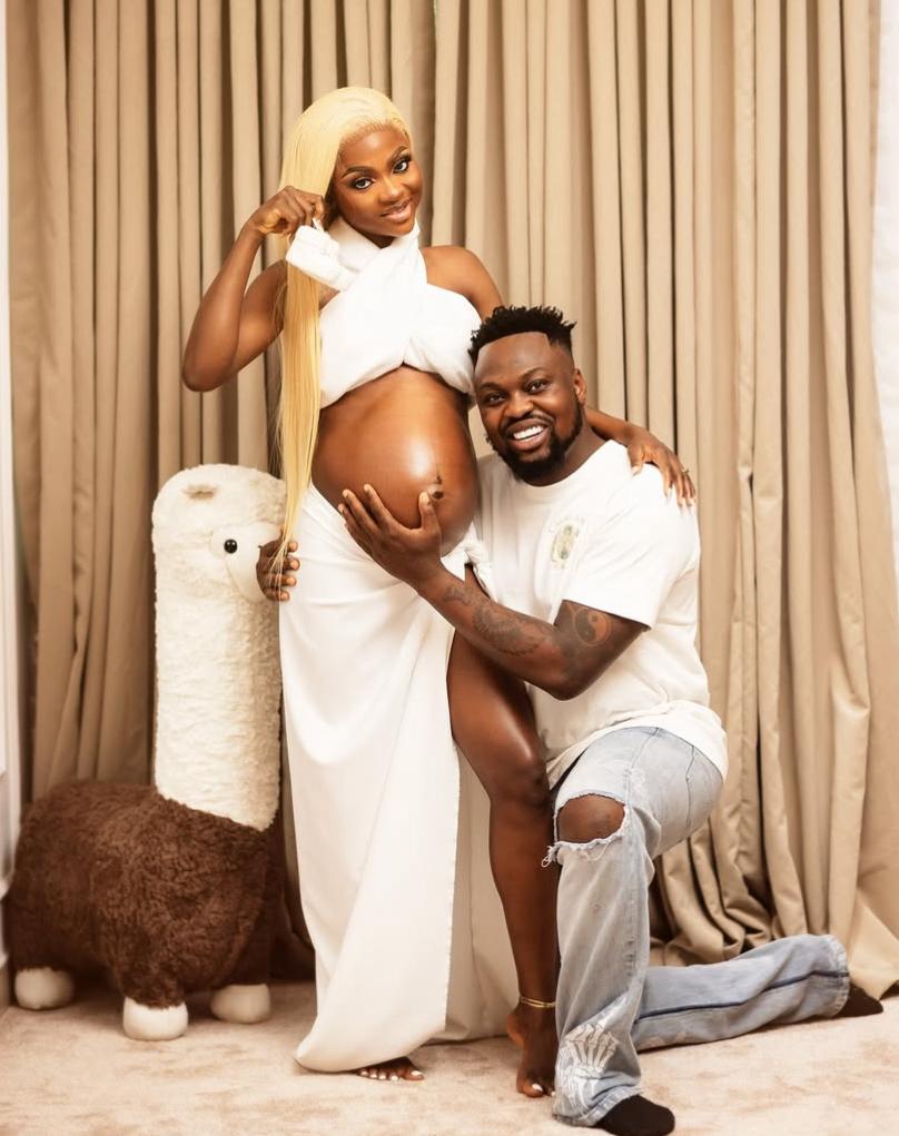 EGUNGUN OF THE FAMOUS SOUND’LAGATA’WELCOME NEW BABY WITH HIS WIFE.